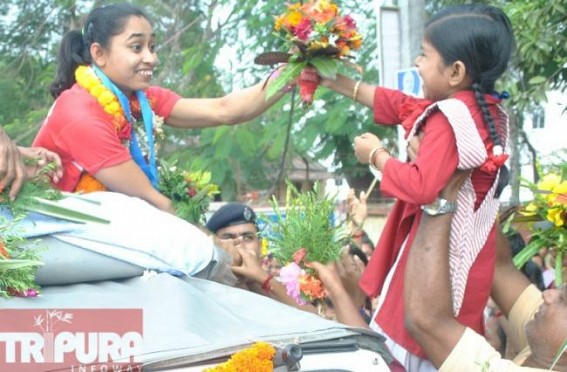 Tripura greets Golden Girl Dipa Karmakar, students of various schools cheer on her arrival